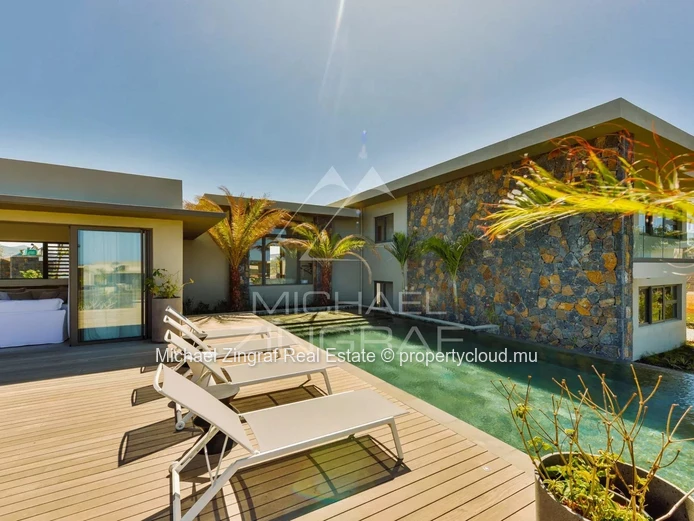 Villa de luxe avec vue sur la mer dans un domaine de golf prestigieux