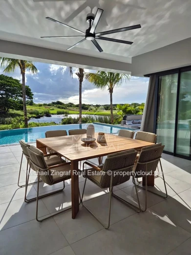 Villa contemporaine avec piscine à Mon Choisy Golf