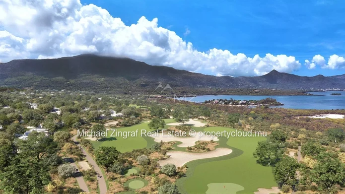 Terrain de 2061m2 sur Golf et accès mer