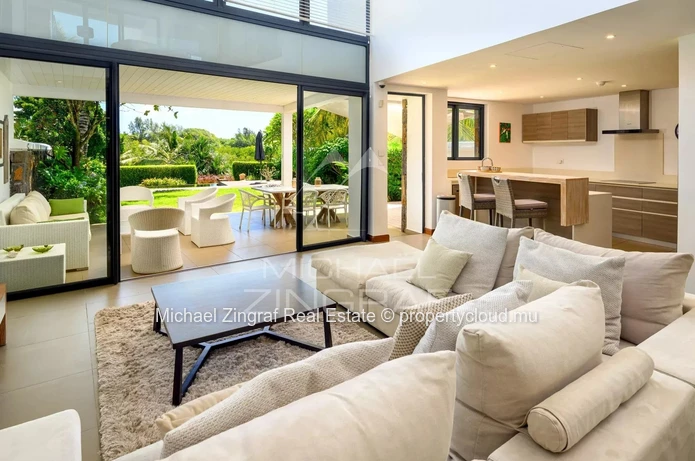 Maison mitoyenne de 4 chambres avec piscine et jardin  privée