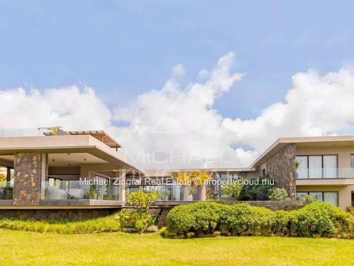 Villa de luxe avec vue sur la mer dans un domaine de golf prestigieux