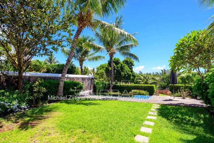 Maison mitoyenne de 4 chambres avec piscine et jardin  privée