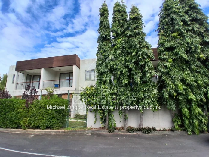 1-Bedroom Duplex with Direct Beach Access – Pereybere