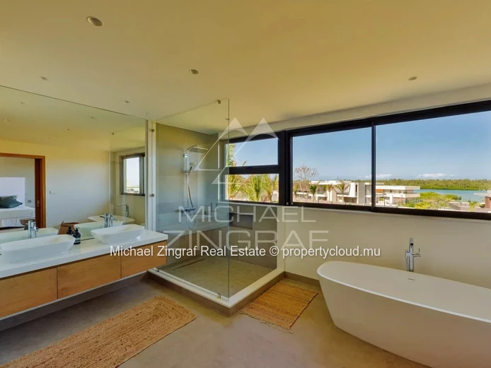 Villa de luxe avec vue sur la mer dans un domaine de golf prestigieux