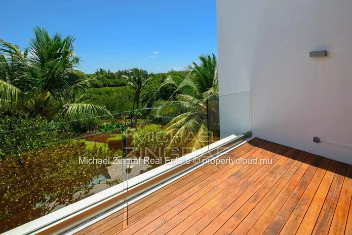 Maison mitoyenne de 4 chambres avec piscine et jardin  privée