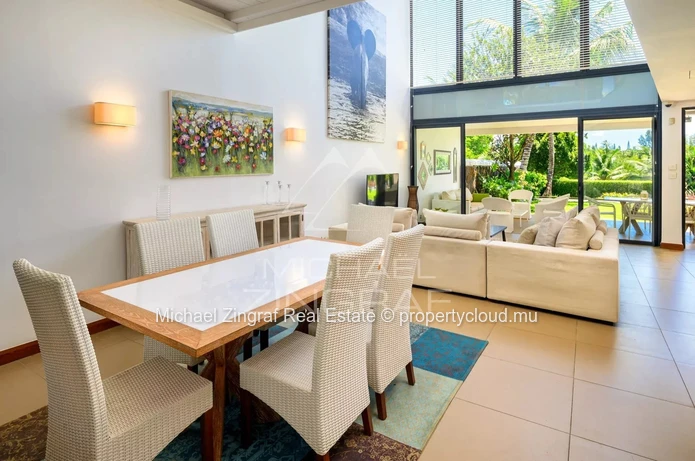 Maison mitoyenne de 4 chambres avec piscine et jardin  privée