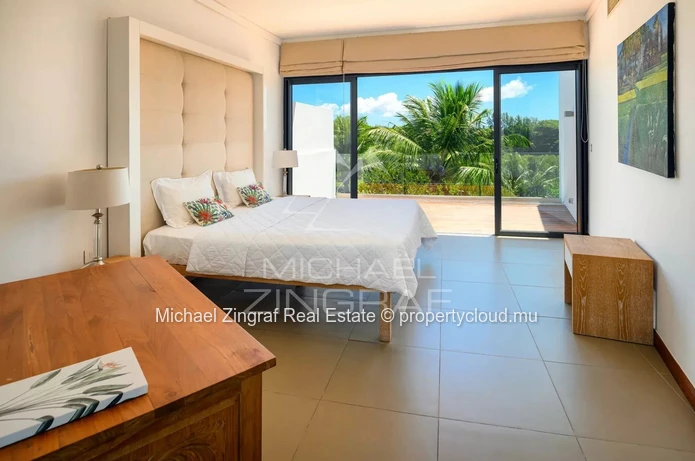 Maison mitoyenne de 4 chambres avec piscine et jardin  privée