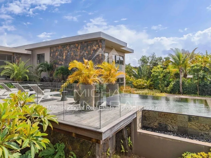 Villa de luxe avec vue sur la mer dans un domaine de golf prestigieux